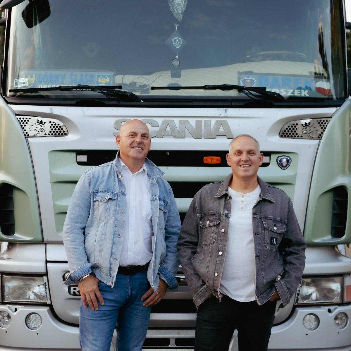 Dariusz i Artur Orlik przy ciągniku siodłowym Scania